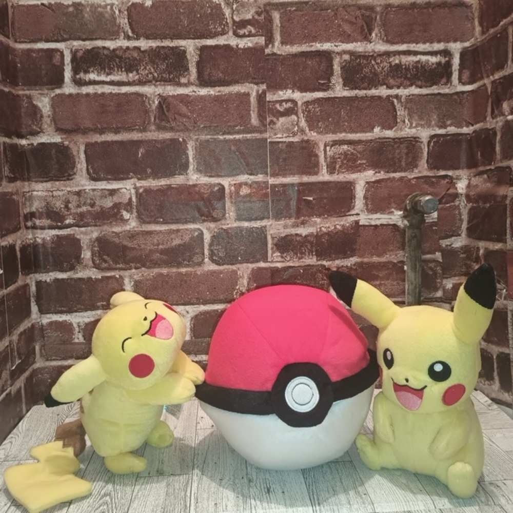 Tomy Pokémon Pikachu Plush Bundle